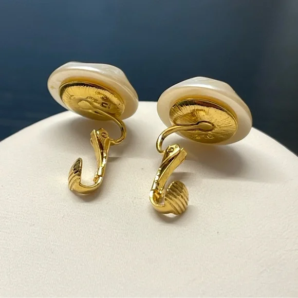 Vintage Liz Claiborne Faux Baroque Pearl Cream Gold Tone Clip On Earrings 90s - Picture 4 of 6